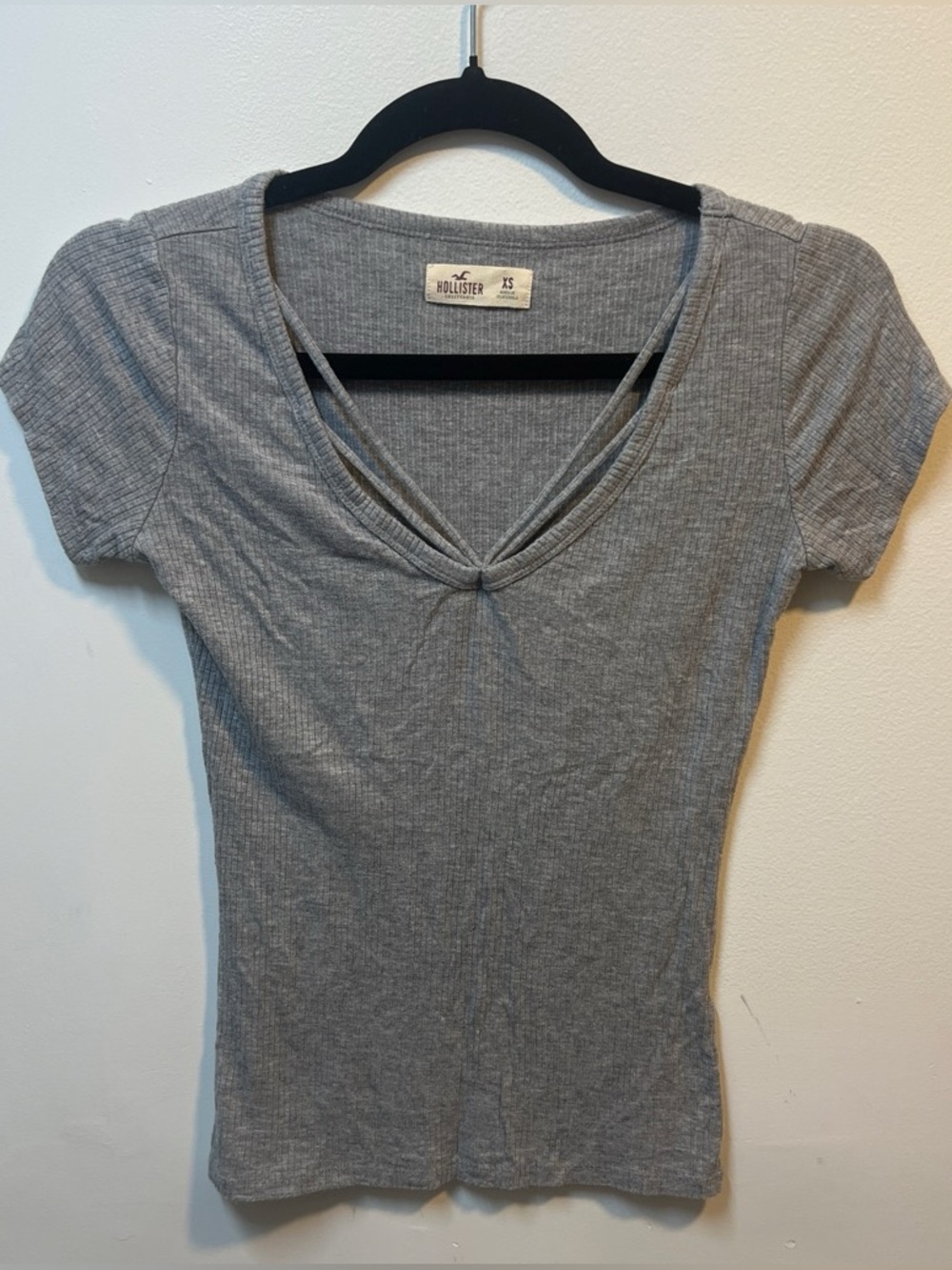 Hollister Gray Ribbed V-Neck Fitted Baby Tee Y2K XS 🩶